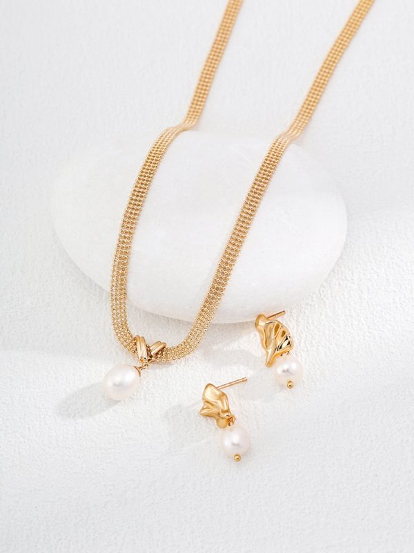 Pearl Pendant Metal Lace Design Choker - Image 2