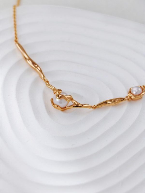 Streamlined Metal Pearl Necklace - Image 4