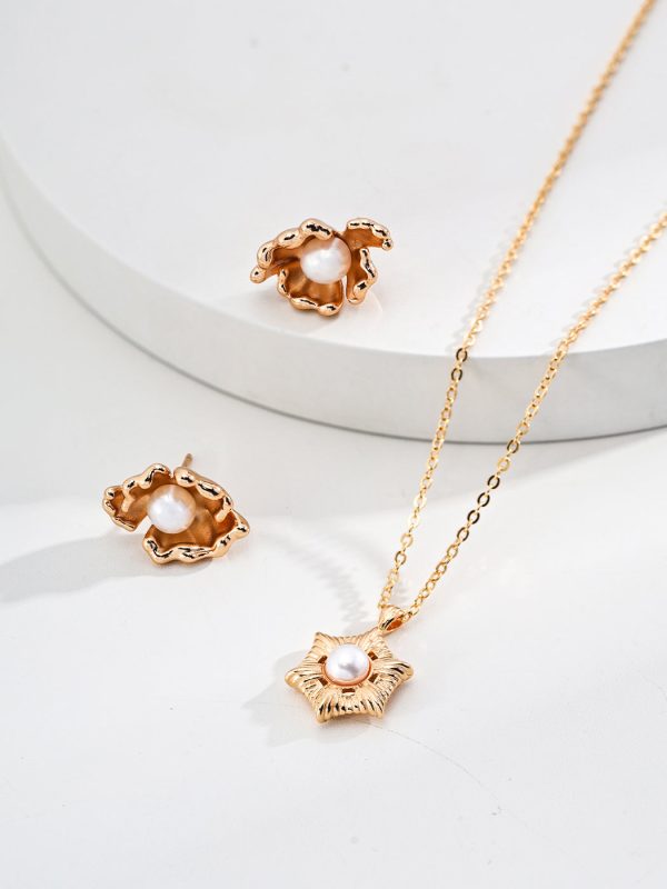 Hexagonal Pendant Pearl Necklace - Image 4